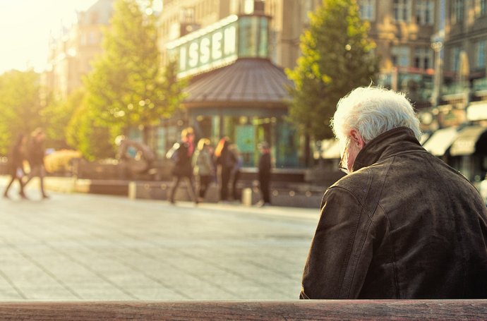 Artikel Zwangsstörungen Alter Mann auf einer Bank