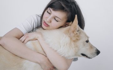 Artikel Angststörungen Frau mit Hund