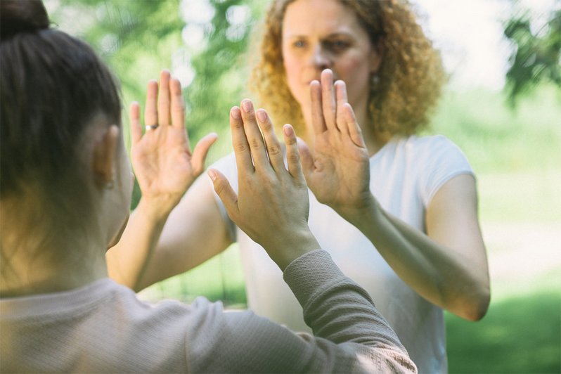 Zwei Frauen bei einer Achtsamkeitsübung zur Therapie der Angststörung