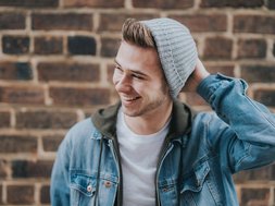 Depression - Jugendlicher vor einer Backsteinwand