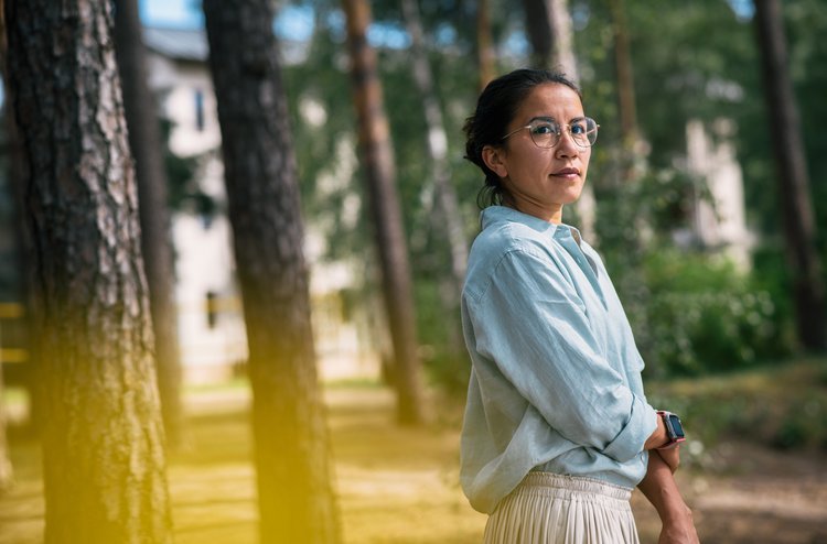frau im wald