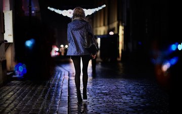 Artikel Angststörungen Frau alleine in dunkeler Straße