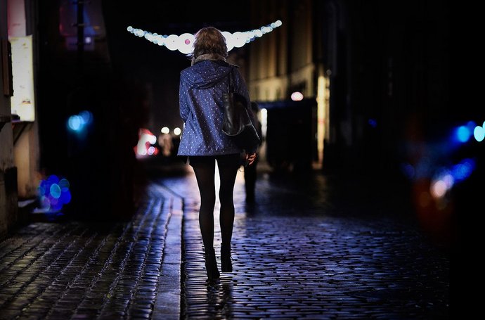 Artikel Angststörungen Frau alleine in dunkeler Straße