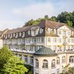 Oberberg Fachklinik Schlangenbad Außenansicht mit Wald im Hintergrund