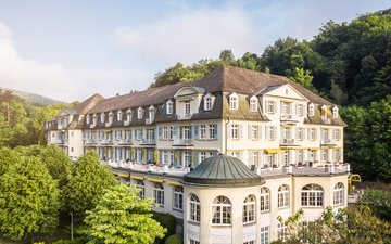 Oberberg Fachklinik Schlangenbad Außenansicht mit Wald im Hintergrund