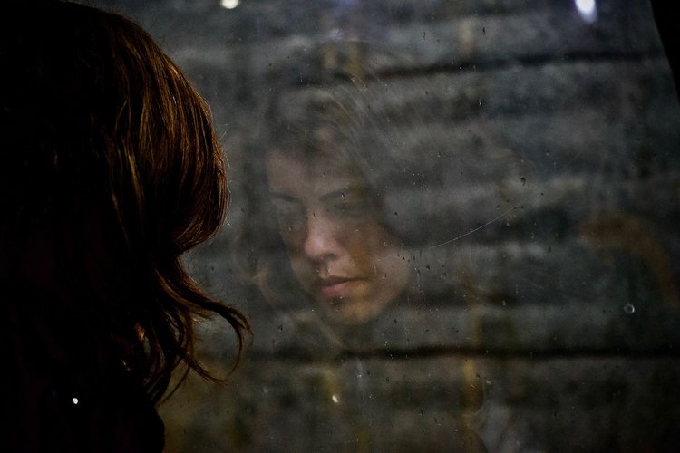 Artikel Unfreiwilliges Wiedererleben Gesicht in Reflektion vom Fenster