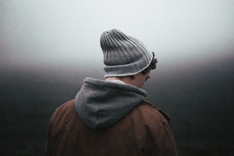 Artikel Angststörungen Mann in einem dunklen Raum