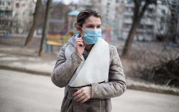 Artikel Entspannung Corona: Frau mit Maske